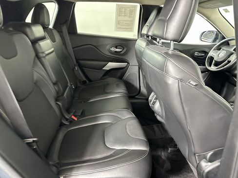 Used 2018 Jeep Cherokee Latitude Plus w/ Cold Weather Group AWD/4WD image 27