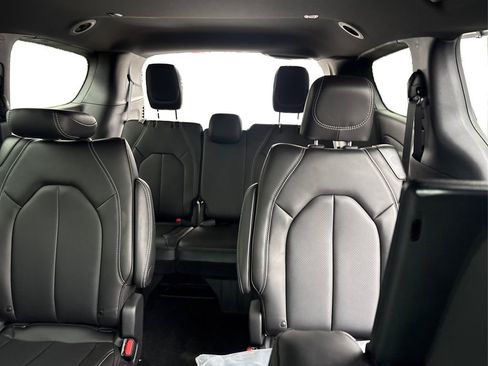 New 2026 Chrysler Pacifica Select image 18