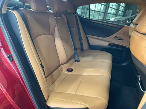 Used 2024 Lexus ES 300h w/ Premium Package image 18