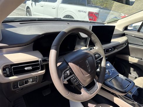 Used 2022 Lincoln Nautilus FWD w/ Premium Package image 11