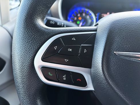 Used 2017 Chrysler Pacifica Touring Plus w/ Tire & Wheel Group FWD image 18