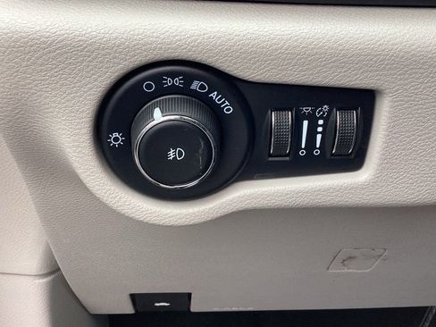 Used 2023 Chrysler Pacifica Touring-L image 28