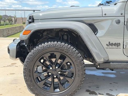 Used 2023 Jeep Gladiator Overland AWD/4WD image 5