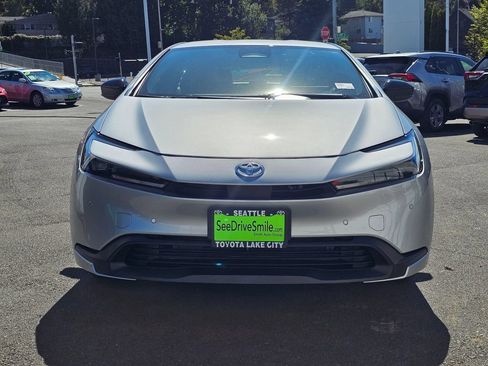 Used 2027 Toyota Prius LE FWD image 2