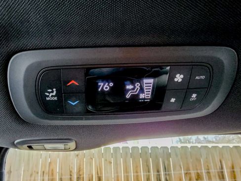 Used 2025 Chrysler Pacifica Limited image 39