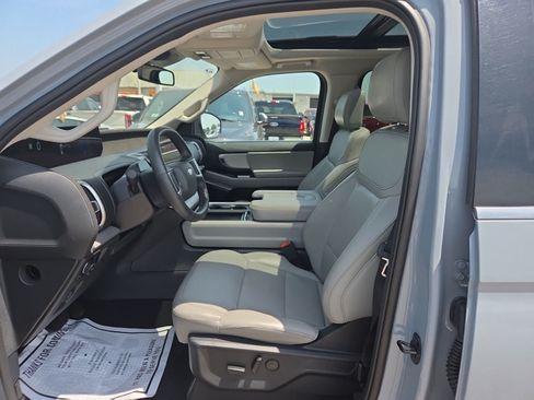 Used 2025 Ford Expedition Active AWD/4WD image 9