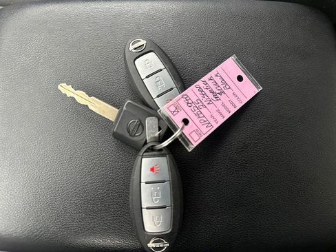 Used 2025 Nissan Frontier SV image 16