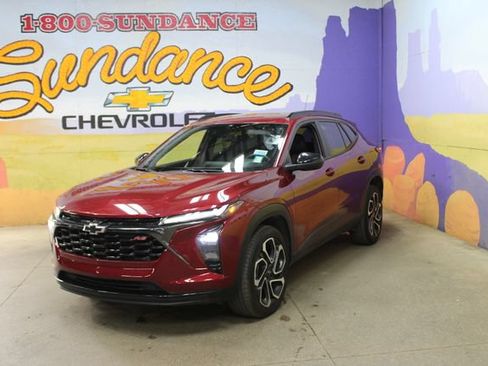 Used 2024 Chevrolet Trax RS w/ Sunroof Package FWD image 2