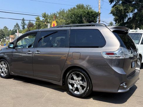 Used 2013 Toyota Sienna SE FWD image 6