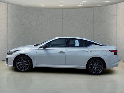 Used 2024 Nissan Altima 2.0 SR FWD image 2