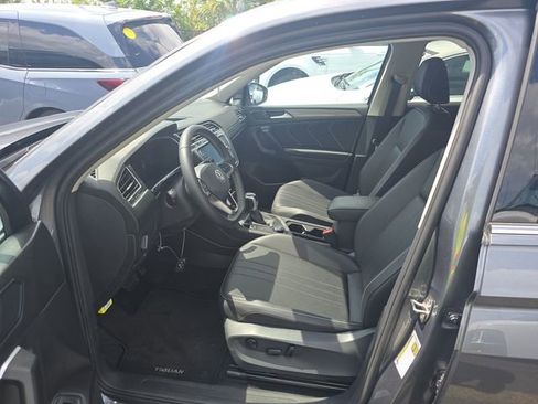 Used 2024 Volkswagen Tiguan SE image 2