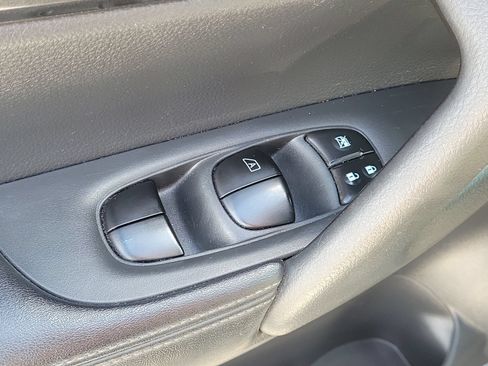 Used 2018 Nissan Rogue SV w/ Premium Package FWD image 21