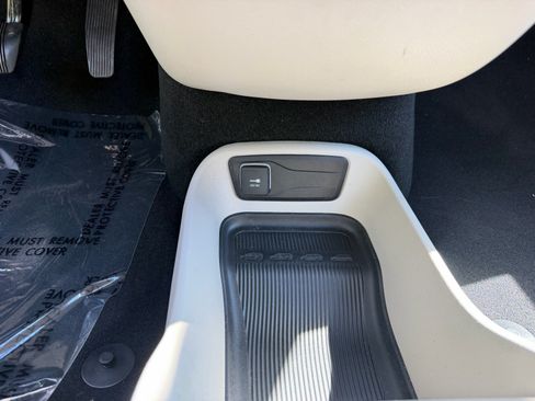 Used 2023 Chrysler Voyager LX FWD image 35