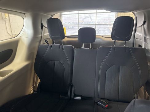 Used 2023 Chrysler Voyager LX image 33