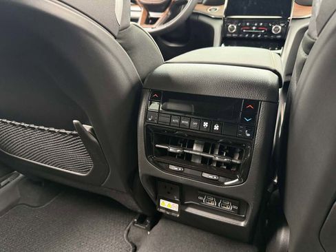 New 2025 Jeep Grand Cherokee Summit image 19