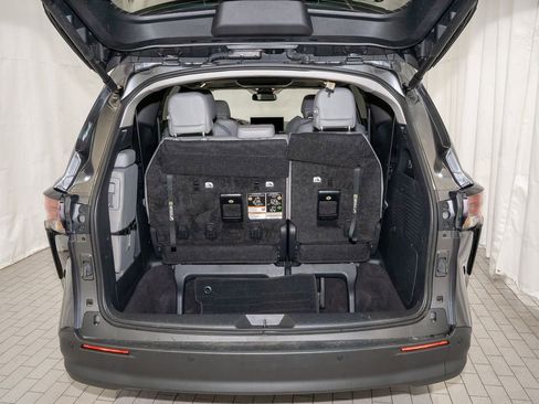 Used 2025 Toyota Sienna XLE image 5