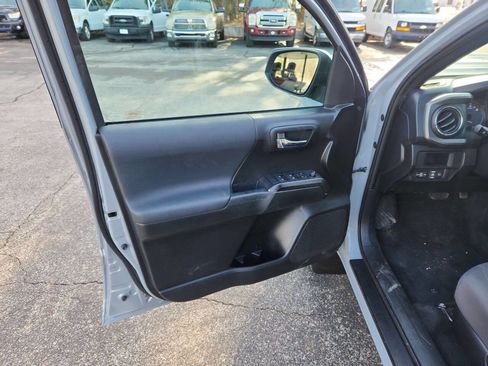 Used 2019 Toyota Tacoma TRD Sport image 10