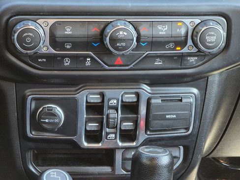 Used 2022 Jeep Wrangler Unlimited Sahara AWD/4WD image 33
