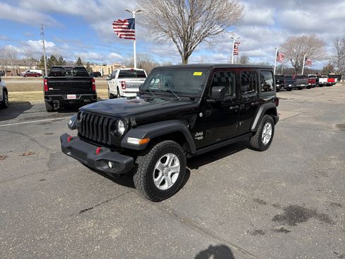 Used 2018 Jeep Wrangler Unlimited Sport S AWD/4WD image 3