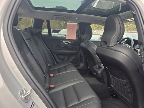 Used 2025 Volvo V60 B5 Cross Country Plus image 32