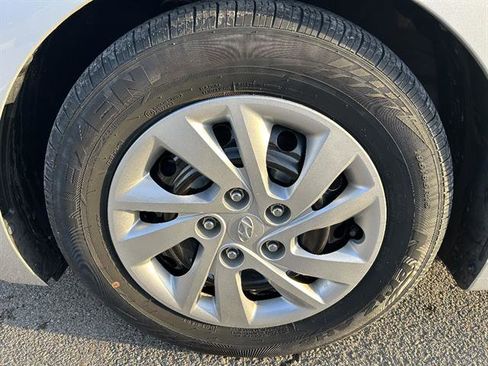 Used 2020 Hyundai Elantra SE image 9