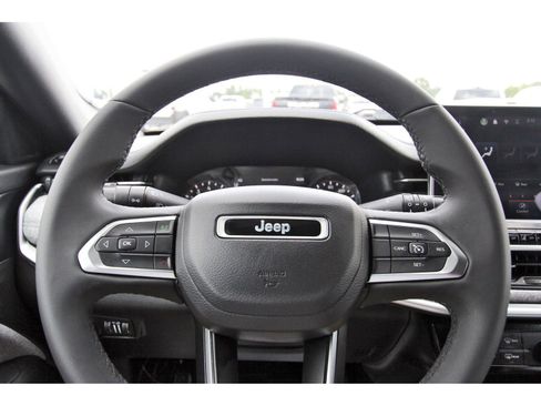 Used 2024 Jeep Compass Latitude AWD/4WD image 16