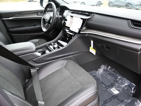 New 2026 Jeep Grand Cherokee Altitude image 24