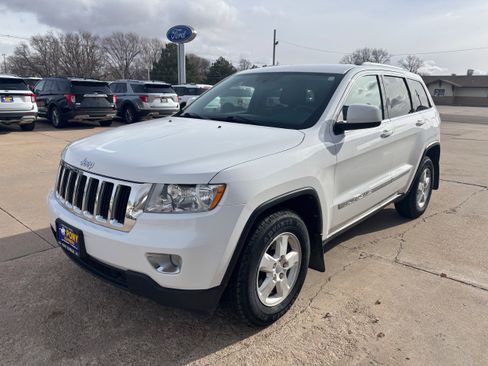 Used 2013 Jeep Grand Cherokee Laredo w/ Laredo E Group image 8