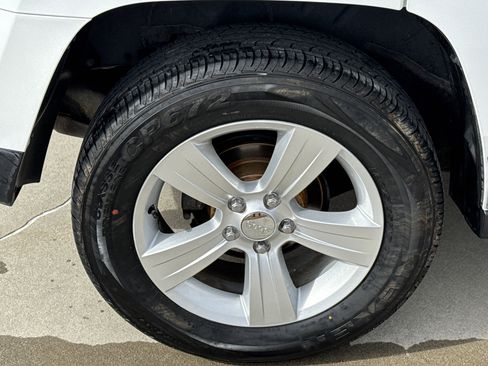 Used 2014 Jeep Patriot Latitude w/ Sun/Sound Group image 12