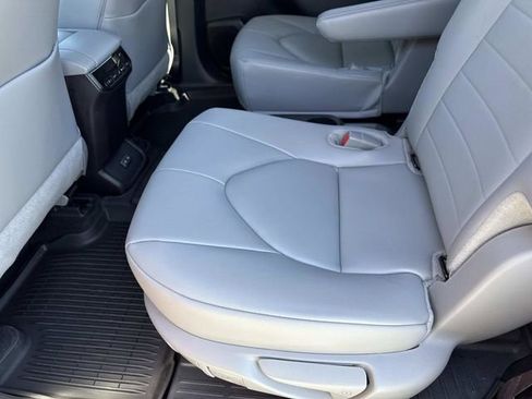 Used 2025 Toyota Highlander XLE image 11