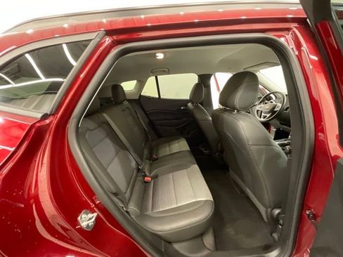 Used 2025 Chevrolet Trax LT w/ LT Convenience Package FWD image 24