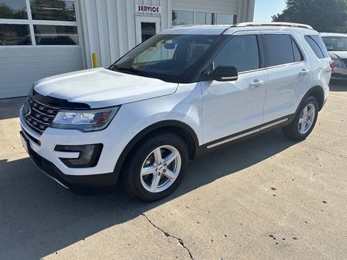 Used 2016 Ford Explorer XLT w/ Equipment Group 201A AWD/4WD image 23