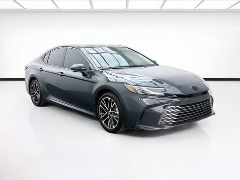 Used 2025 Toyota Camry XLE FWD image 3