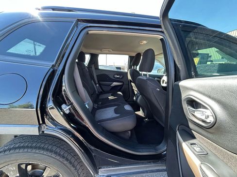 Used 2017 Jeep Cherokee Sport FWD image 15