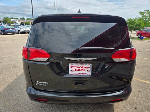 Used 2022 Chrysler Voyager LX FWD image 5