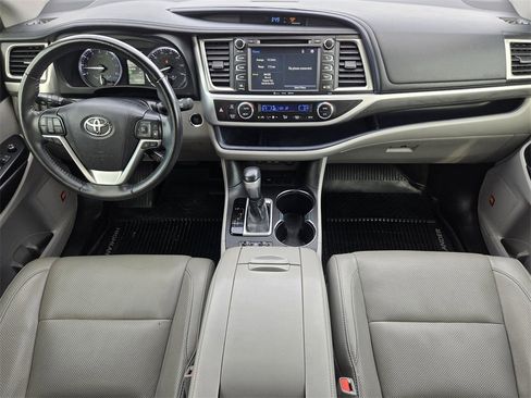 Used 2019 Toyota Highlander image 26
