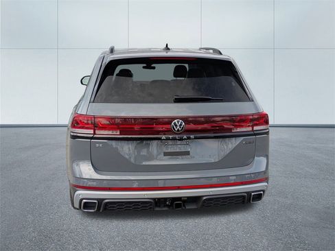 New 2025 Volkswagen Atlas Peak Edition SE image 3