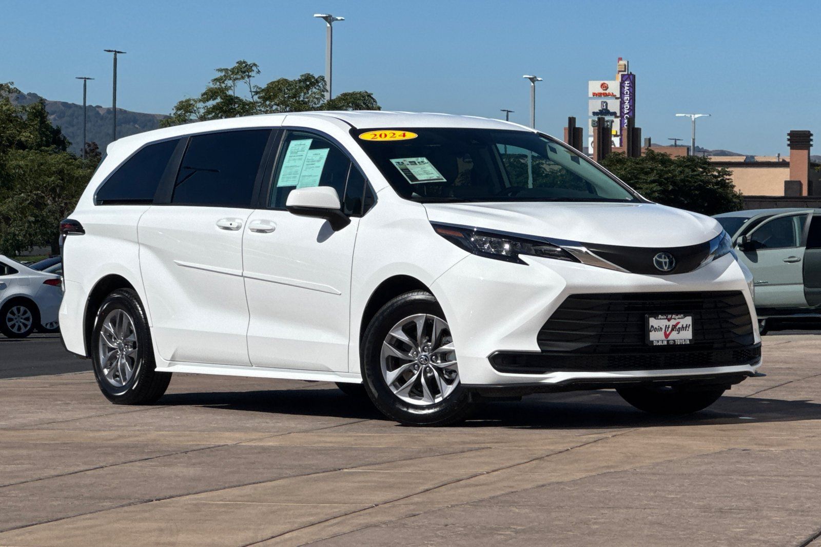 Used 2024 Toyota Sienna LE AWD/4WD image 2