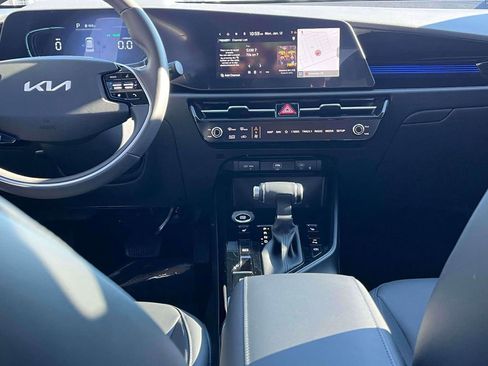 Certified 2025 Kia Niro EX image 4