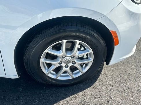 Used 2024 Chrysler Pacifica Touring-L image 13