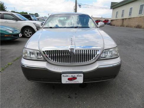Used 2003 Lincoln Town Car Signature image 14