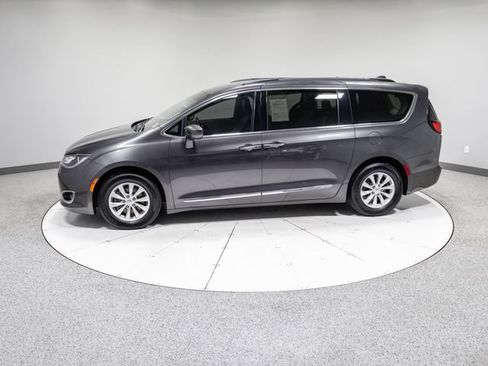 Used 2017 Chrysler Pacifica Touring-L FWD image 32