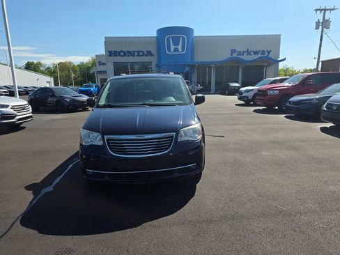 Used 2014 Chrysler Town & Country Touring FWD image 8