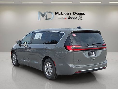 Used 2025 Chrysler Pacifica Select image 4