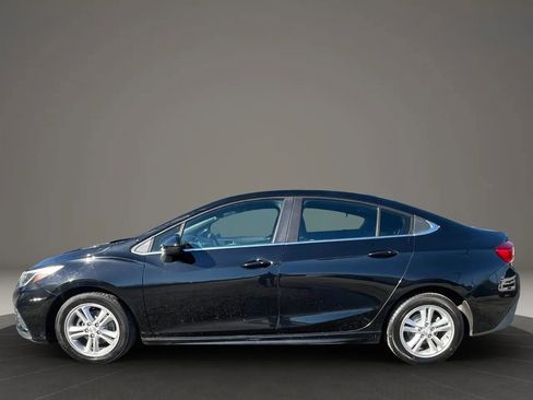 Used 2017 Chevrolet Cruze LT w/ Convenience Package FWD image 9
