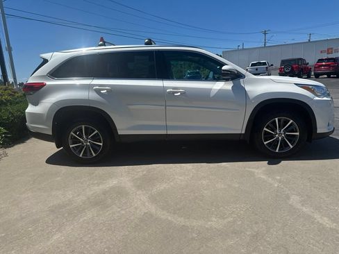 Used 2019 Toyota Highlander XLE AWD/4WD image 4