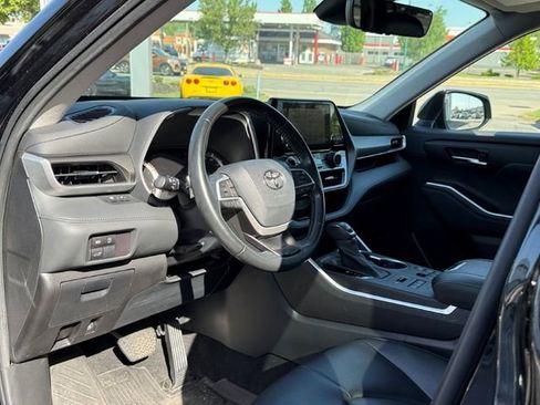 Used 2023 Toyota Highlander XLE AWD/4WD image 11