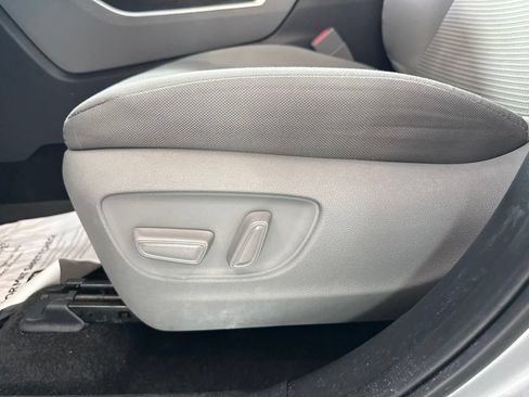 Used 2024 Toyota Highlander LE AWD/4WD image 20