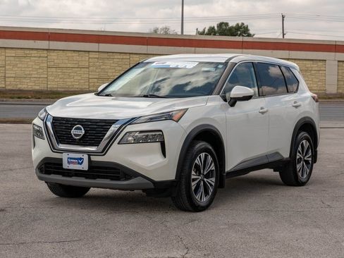 Used 2021 Nissan Rogue SV image 3