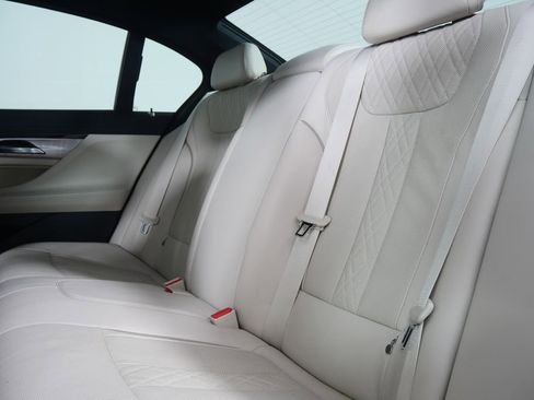 Used 2022 BMW 740i w/ M Sport Package image 16